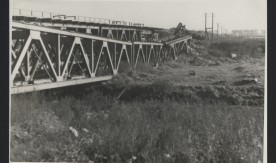 Linia kolejowa Warszawa - Kutno na km. 23,9. Most nad rzeką Utratą. 29 październik 1945 r.